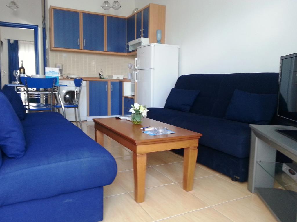 The Blue Beach Apartments Nea Peramos  Room photo
